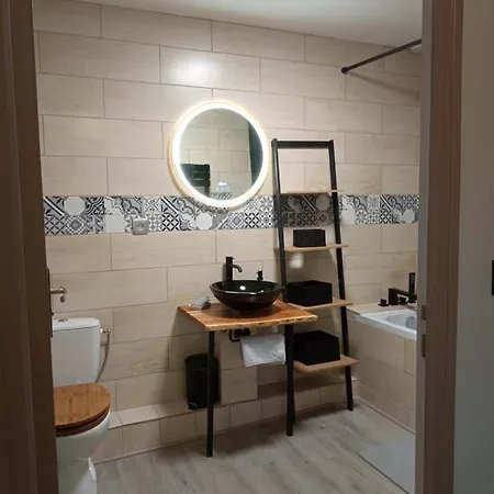 La Poule Aux Oeufs Dort *